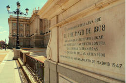 placa al dos de mayo en palacio real en madrid